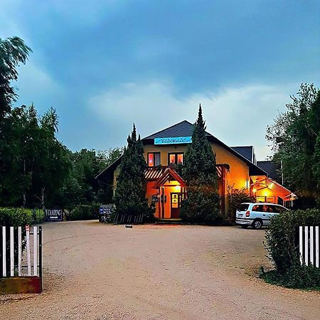 Eldorado Fogado Es Kemping Vonyarcvashegy Dış mekan fotoğraf